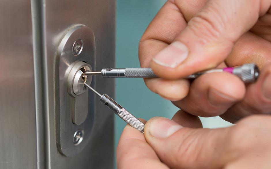 combien coute un serrurier pour ouvrir une porte Paris 4